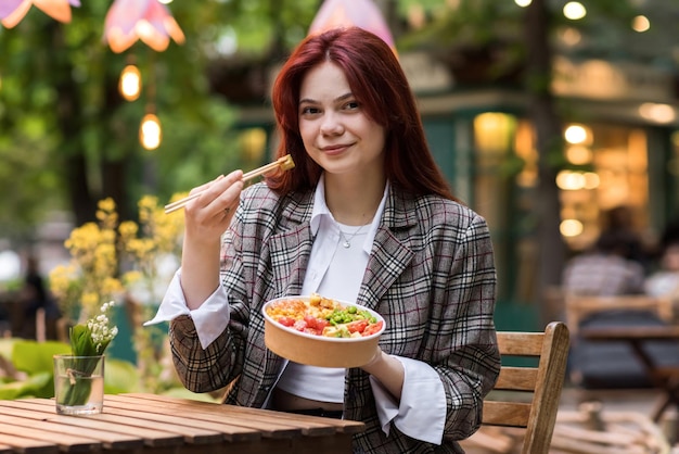 Kobieta je szturchanie w parku