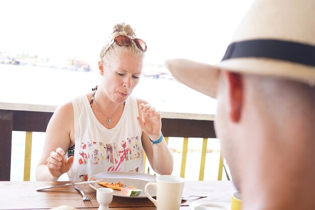 Zdjęcie kobieta jedząca w restauracji
