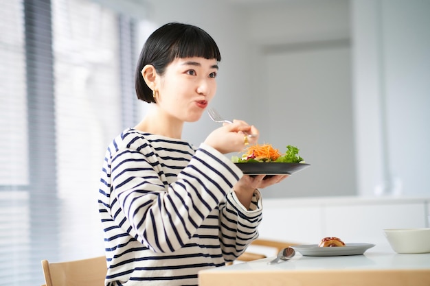 Kobieta jedzenie w domu jadalnia