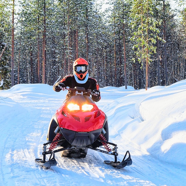 Kobieta Jedzie Na Czerwonym Skuterze śnieżnym Po Zamarzniętym Jeziorze Zimą Rovaniemi, Laponia, Finlandia