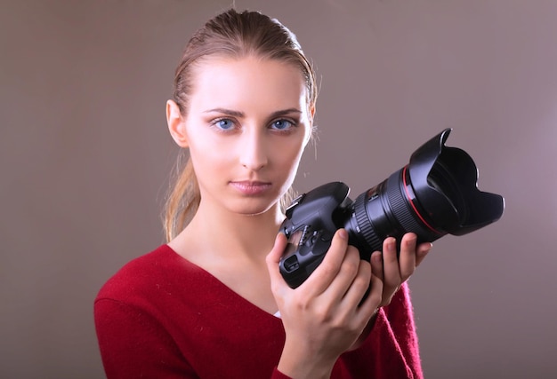 Kobieta Jest Profesjonalnym Fotografem Z Aparatem