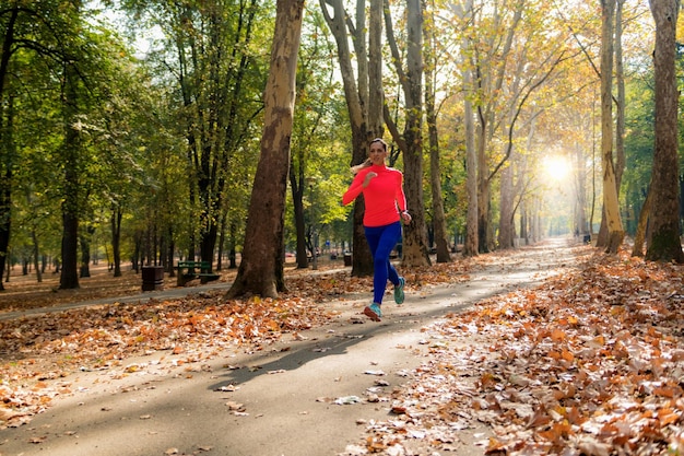 Kobieta jogging na świeżym powietrzu w parku