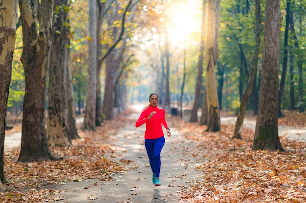 Kobieta jogging na świeżym powietrzu w parku