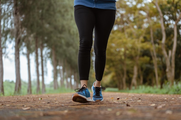 Kobieta Jogging w naturalnym parku. Nogi z bliska.