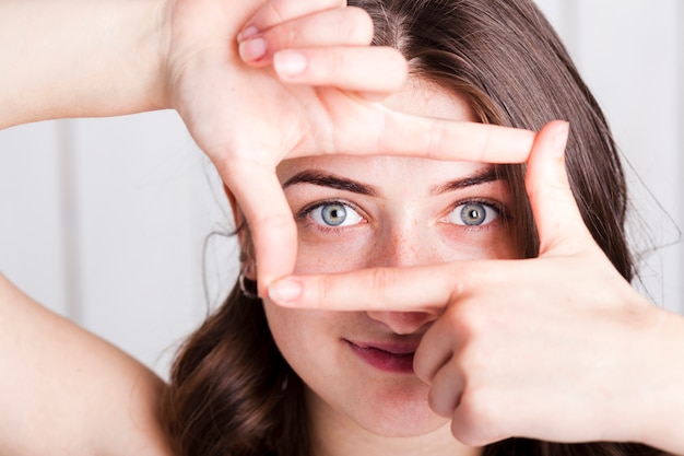 Zdjęcie kobieta kadrowanie oczy palcami