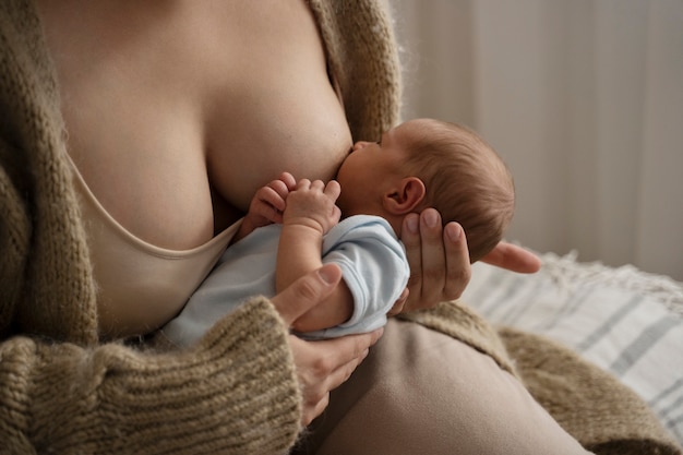 Zdjęcie kobieta karmiąca piersią swoje dziecko