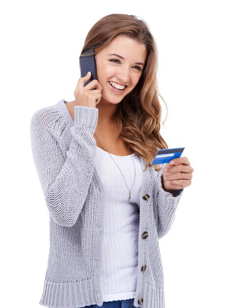 Zdjęcie kobieta karta kredytowa i telefon do transakcji inwestycji i płatności online do zakupu w studiu kobieta e-commerce i promocja na technologii doświadczenie klienta i białe tło