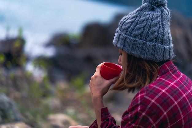 Zdjęcie kobieta kawy na świeżym powietrzu przyroda