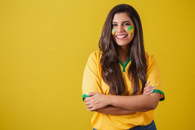 Kobieta kibica mistrzostw świata w piłce nożnej w Brazylii 2022 r. Skrzyżowane ramiona uśmiechnięte