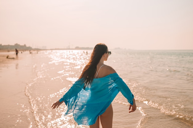 Kobieta Kłaść Na Plaży Cieszy Się Wakacje Letnich Patrzeje Morze