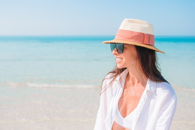 Kobieta kłaść na plaży cieszy się wakacje letnich