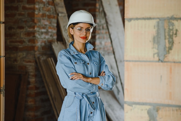 Zdjęcie kobieta konstruktor w pracy na miejscu