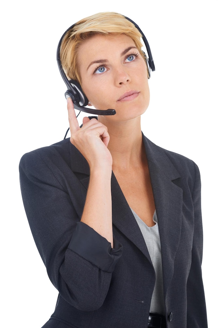 Zdjęcie kobieta konsultantka słuchawek i call center w studio obsługa klienta i crm z białym tłem kobieta operatorka i agentka telemarketingu lub przedstawicielka hotline i wsparcia technicznego