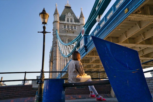 Kobieta kontemplująca Tower Bridge Londyn