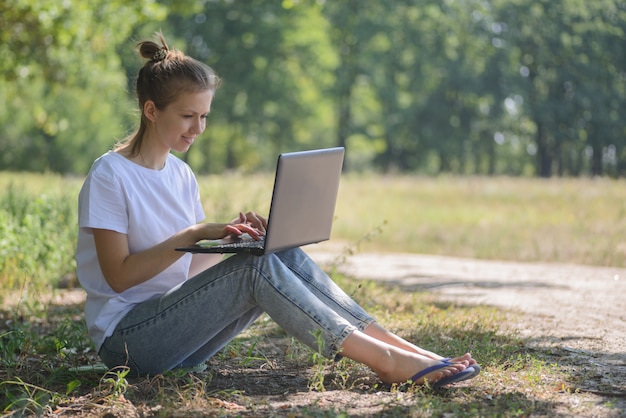 Kobieta Korzysta Z Laptopa W Przyrodzie