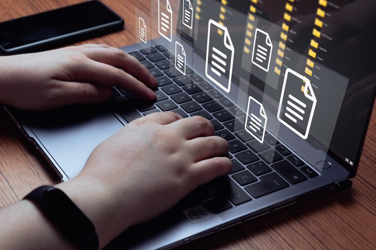 Kobieta korzysta z laptopa z wirtualnym holograficznym interfejsem dokumentów System zarządzania dokumentami DMS