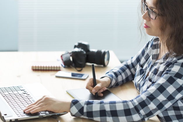 Zdjęcie kobieta korzysta z tabletu projektanta w pracy na laptopie.