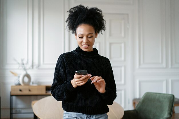 Kobieta Korzysta Z Telefonu Wypisuje Wiadomość Na Maila Freelancer Komunikuje Się Na Portalu Społecznościowym