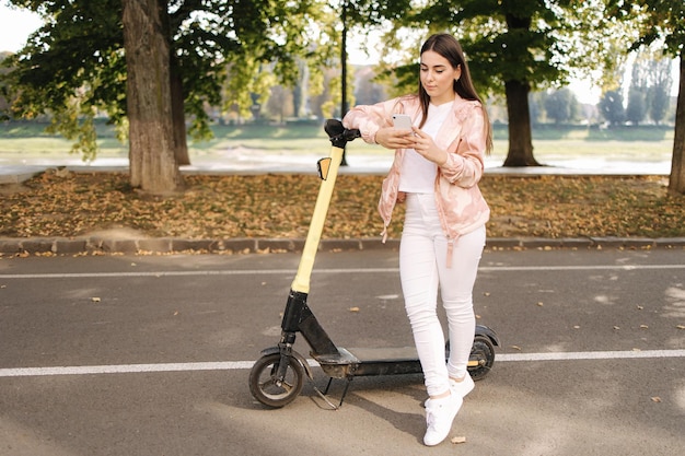 Kobieta Korzystająca Z Telefonu Podczas Przerwy Przed Jazdą Na Skuterze