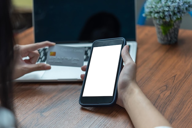 Kobieta korzystająca ze smartfona makieta zakupów online płacąca kartą kredytową dokonywanie płatności sprawdzanie salda przeglądanie usługi bankowości internetowej