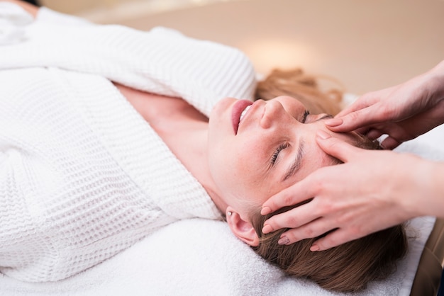 Kobieta korzystających masaż głowy w spa