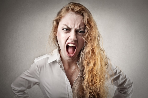 Zdjęcie kobieta krzyczy ze złością