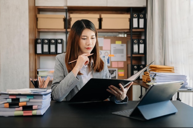 Kobieta, Która Jest Zmęczona I Zastanawia Się Nad Pracą Z Tabletem I Laptopem W Nowoczesnym Officexaxa