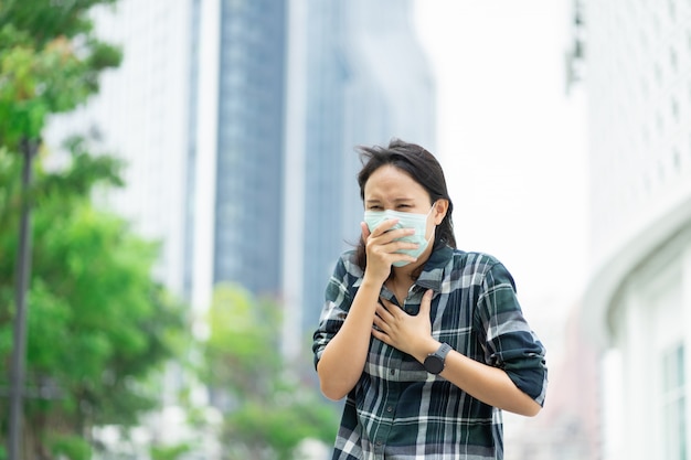 Kobieta, która nosi maskę, chroni filtr przed zanieczyszczeniem powietrza (PM2,5) lub nosi N95