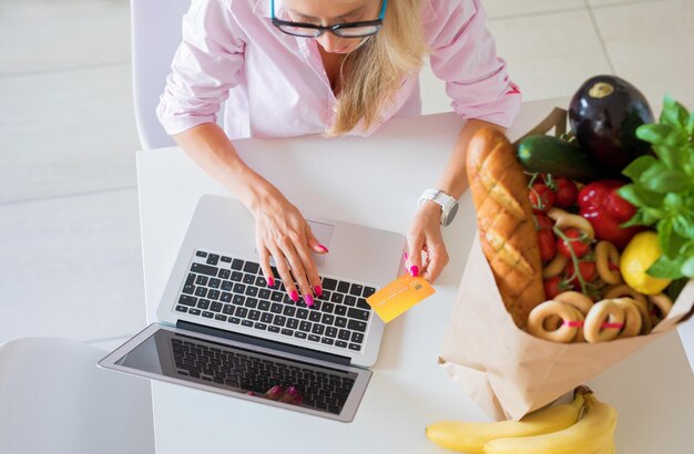 Zdjęcie kobieta kupująca jedzenie online