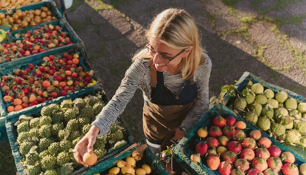 Zdjęcie kobieta kupująca owoce i warzywa na targu