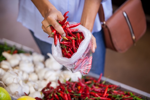 Kobieta kupuje czerwone chilli