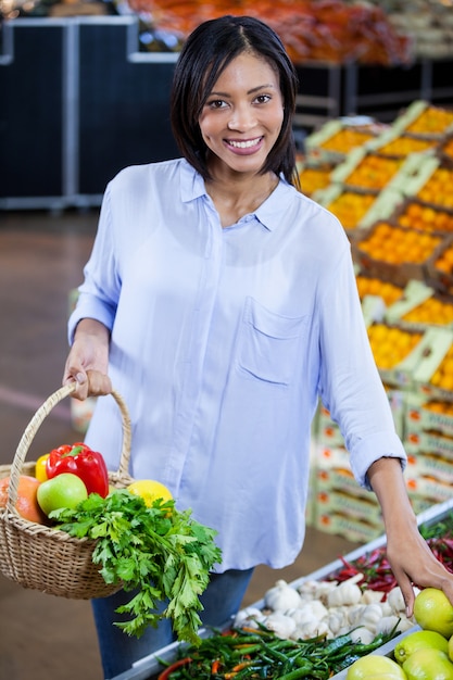 Kobieta kupuje warzywa i owoc w organicznie sekci