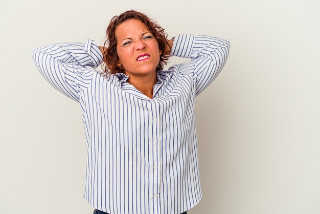 Kobieta latynoska w średnim wieku na białym tle cierpi na ból szyi z powodu siedzącego trybu życia.