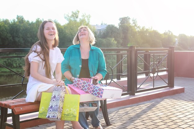 Zdjęcie kobieta ławka park czytaj senior