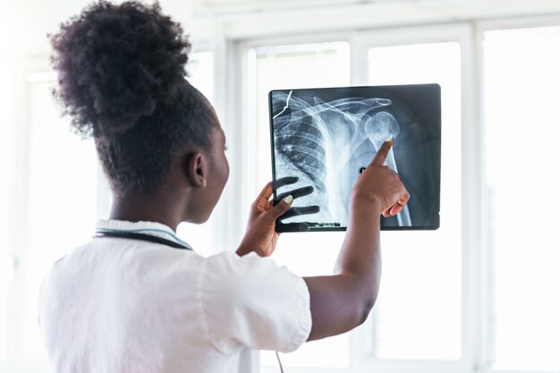 Kobieta lekarz bada radiologię
