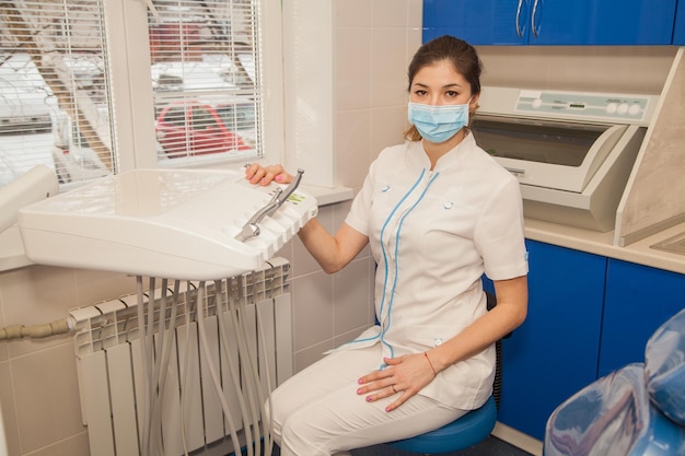Kobieta lekarz dentysta w swoim gabinecie