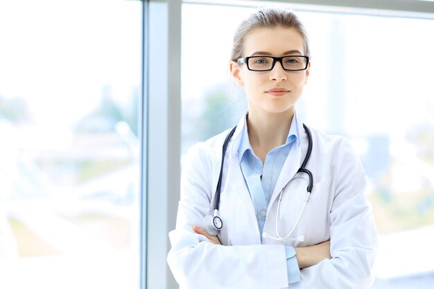Kobieta lekarz lekarz na niebieskim tle kliniki
