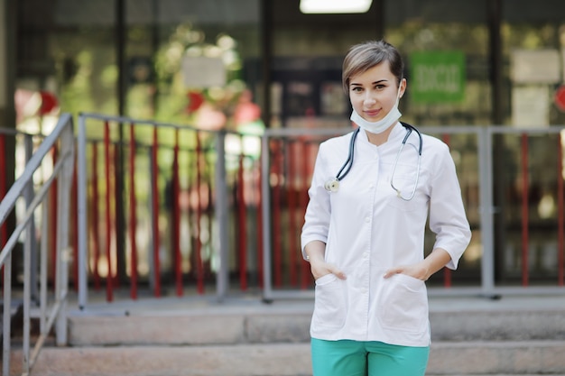 Kobieta Lekarz Lub Pielęgniarka Ubrana W Maskę Ochronną Ze Stetoskopem Na Szyi