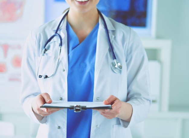 Kobieta lekarz stojący z folderem w szpitalu