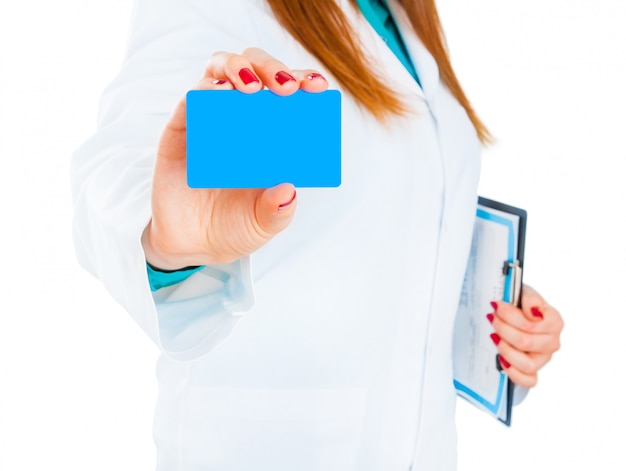 Zdjęcie kobieta lekarz z daje kartę pacjentowi