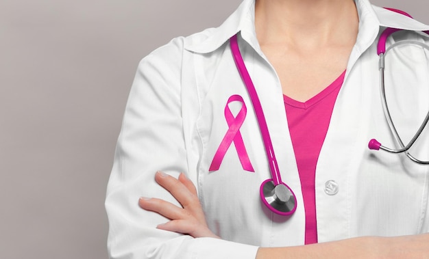 Zdjęcie kobieta lekarz z różową wstążką koncepcja raka