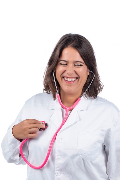 kobieta lekarz z różowym stetoskopem na białym tle.