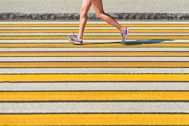 Kobieta lekkoatletycznego joggingu w odzieży sportowej w mieście