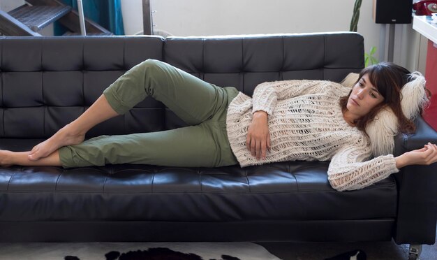 Zdjęcie kobieta leżąca na kanapie w domu