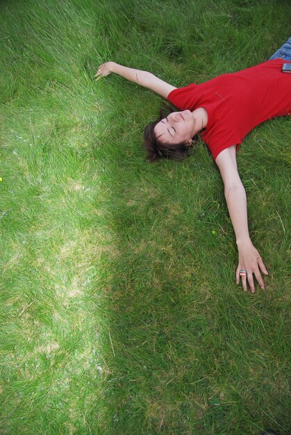 kobieta leżąca w trawie (NIKON D80; 2.6.2007; 1/800 przy f/3.5; ISO 320; balans bieli: automatyczny; ogniskowa: 18 mm)