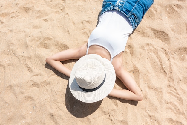 Kobieta leży na plaży