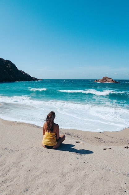 Zdjęcie kobieta lubi koncepcję lata na plaży