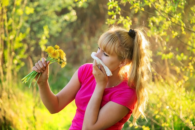 Kobieta ma alergię na kwiaty
