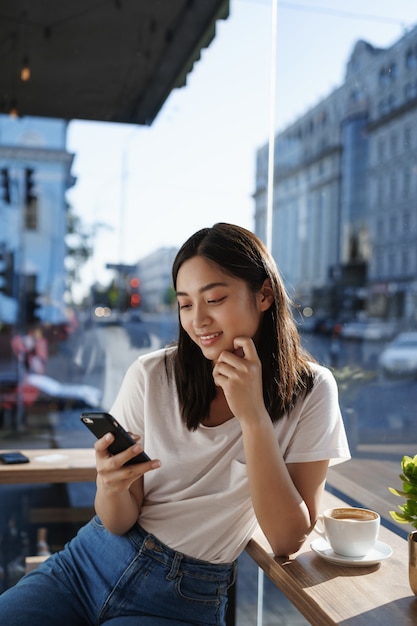 Kobieta Ma Cappuccino I Rozmawia Przez Telefon Komórkowy