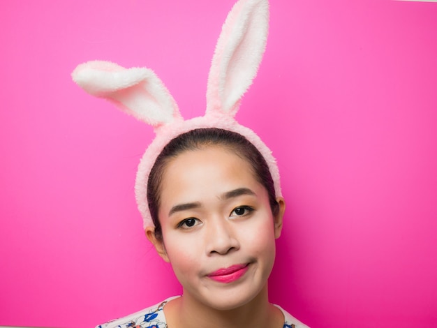 Kobieta ma na sobie opaska uszy królika podczas Wielkanocy